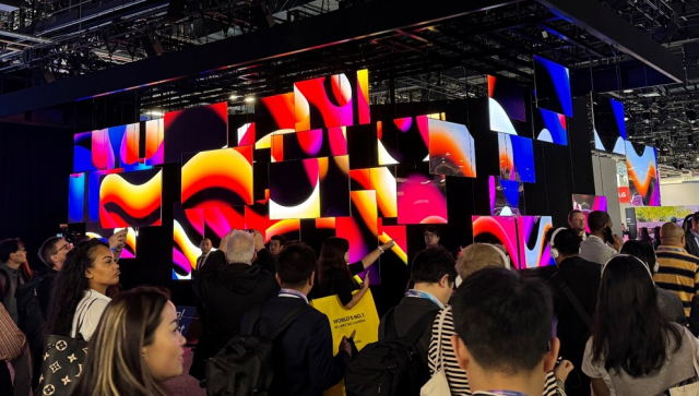 에이프레임, CES 2026에서 LG OLED W6 38대 활용한 미디어아트 ‘In tune Monument’ 선보여